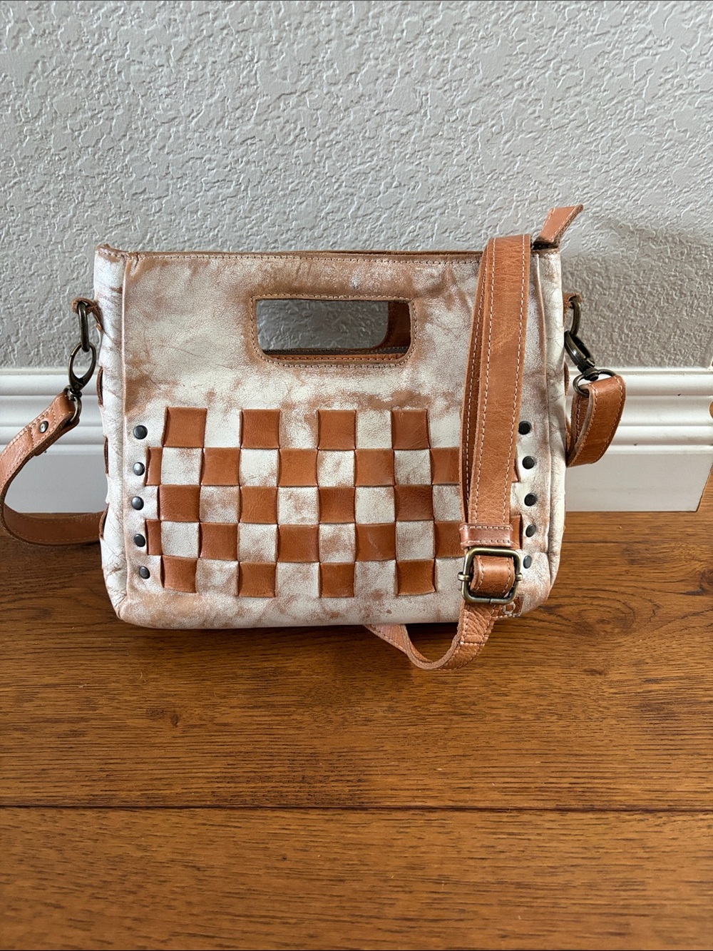 Beauty Keiki Womenโs Woven Full-Grain Leather Crossbody